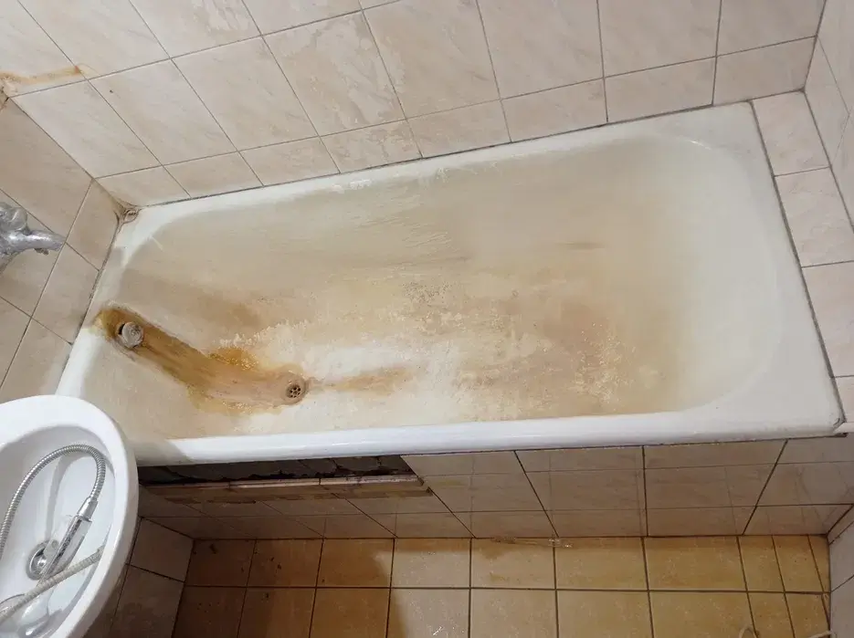 Bathtub before repair in London